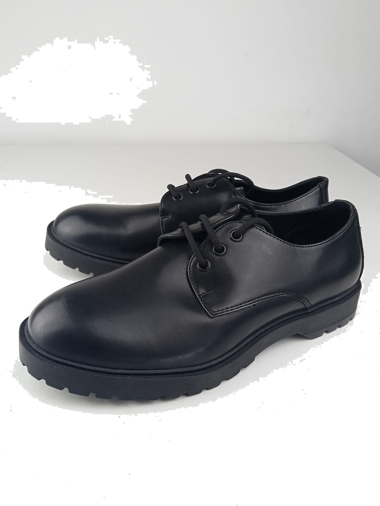 Scarpe derby nere con suola carrarmato