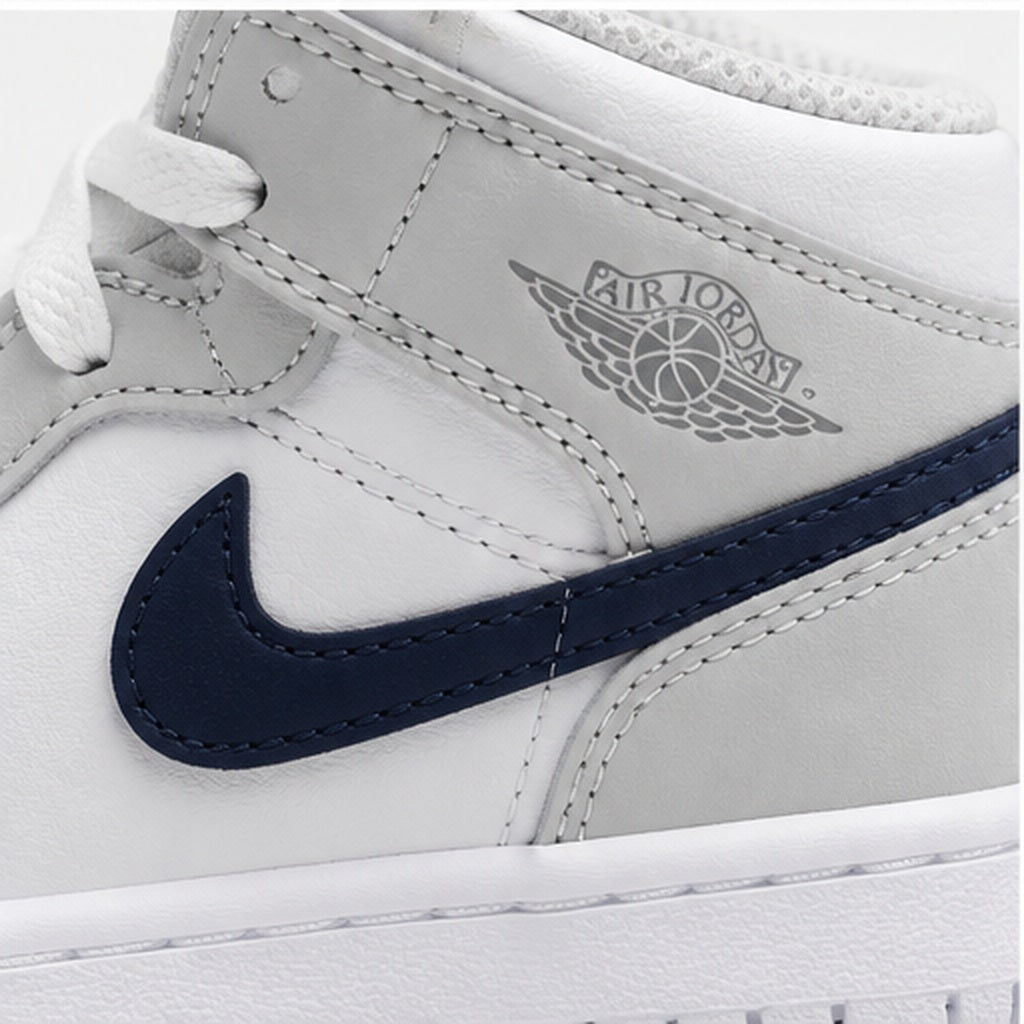 Sneakers Nike Jordan da bambino bianche e blu navy