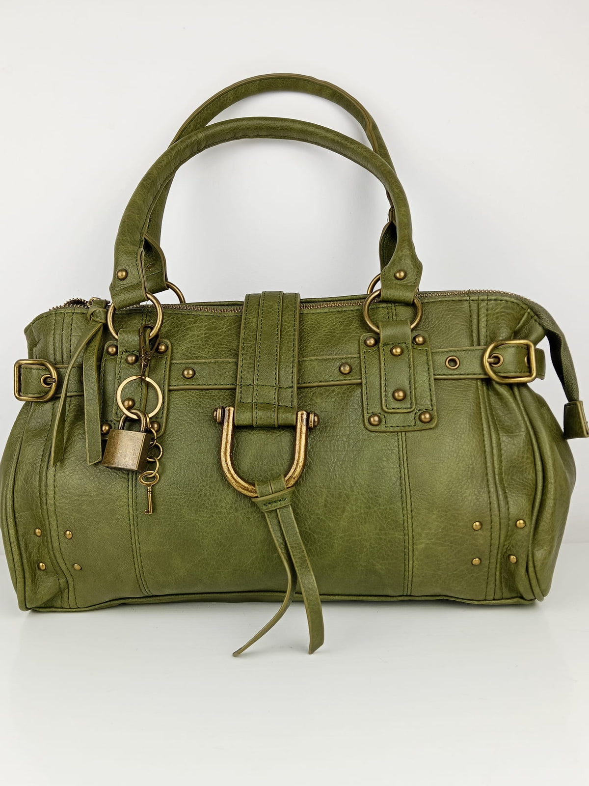 Borsa a mano verde oliva strutturata con lucchetto decorativo - vista frontale