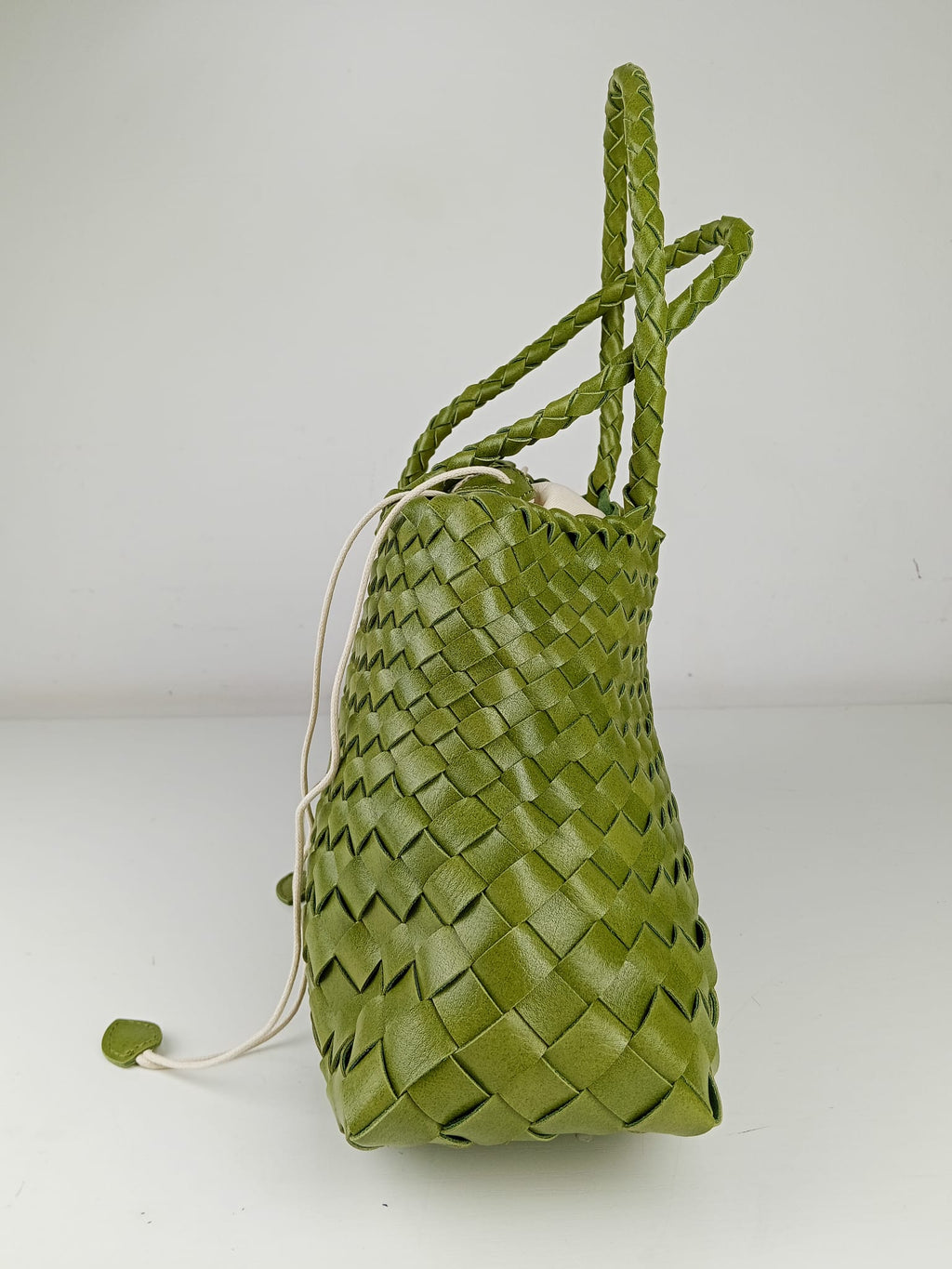Borsa a mano verde oliva intrecciata con lacci - vista laterale