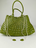 Borsa a mano verde oliva intrecciata con lacci - vista frontale