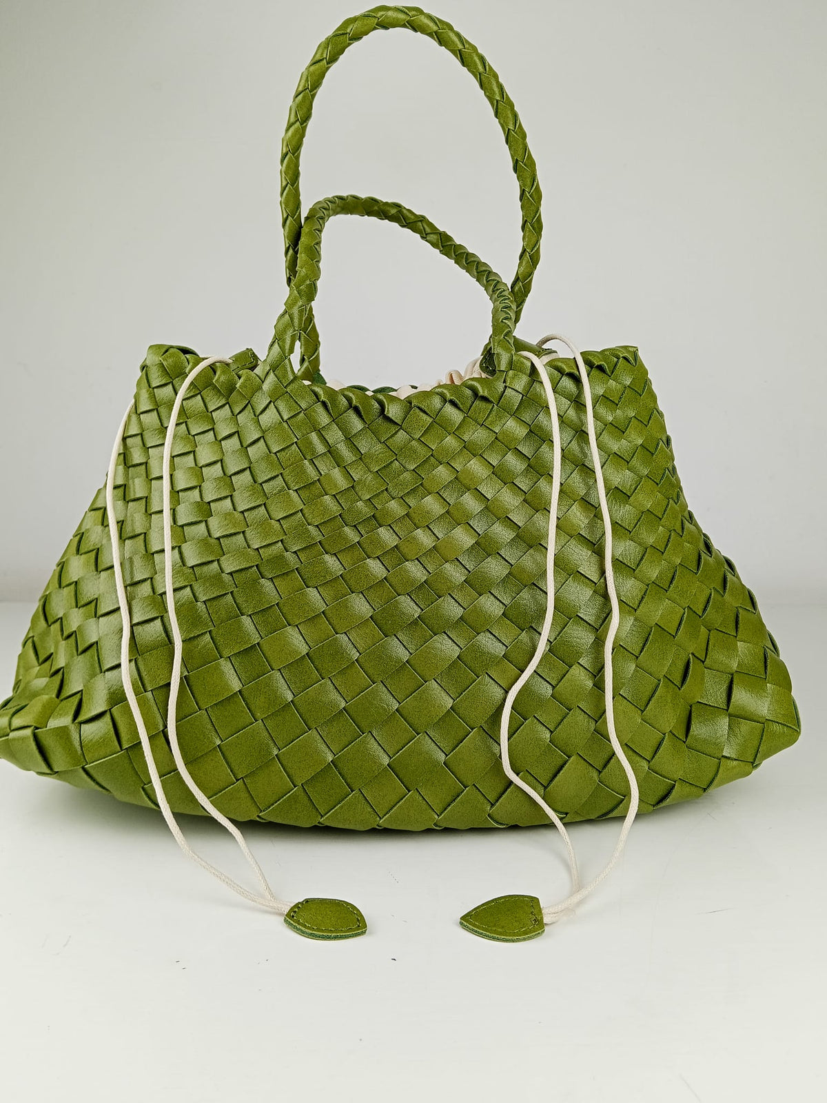 Borsa a mano verde oliva intrecciata con lacci - vista frontale