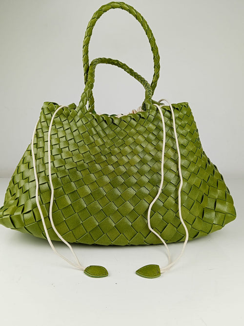 Borsa a mano verde oliva intrecciata con lacci - vista frontale