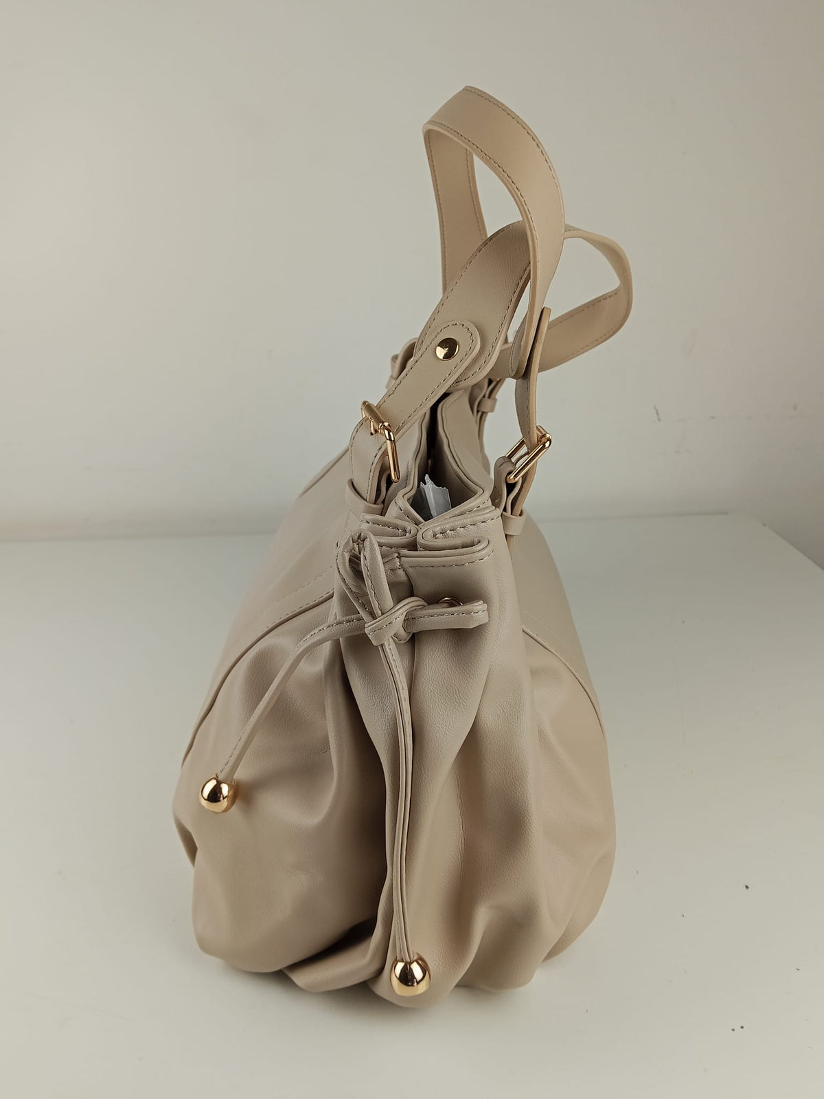 Borsa a mano beige morbida con dettagli dorati - vista laterale