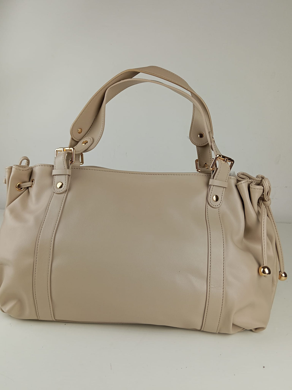 Borsa a mano beige morbida con dettagli dorati - vista frontale