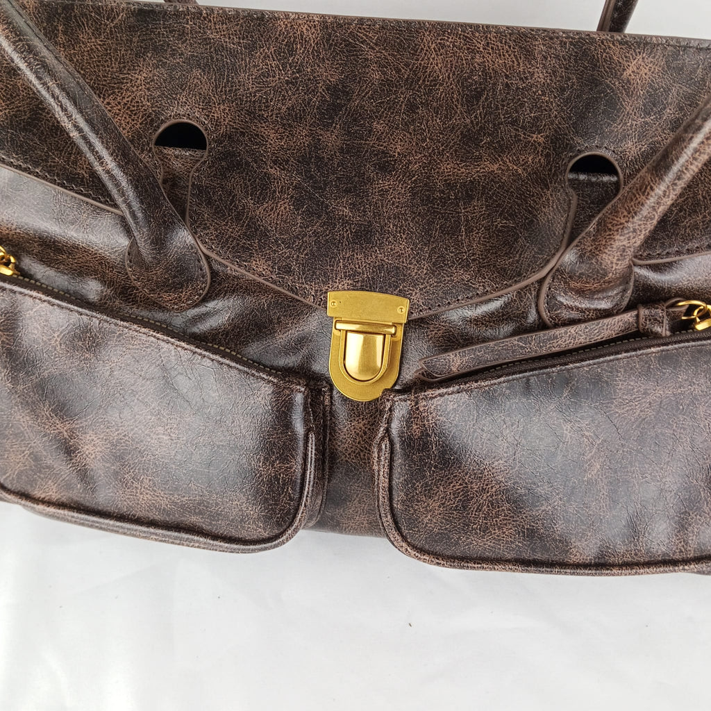 Borsa a mano marrone scuro con tasche frontali - dettaglio frontale