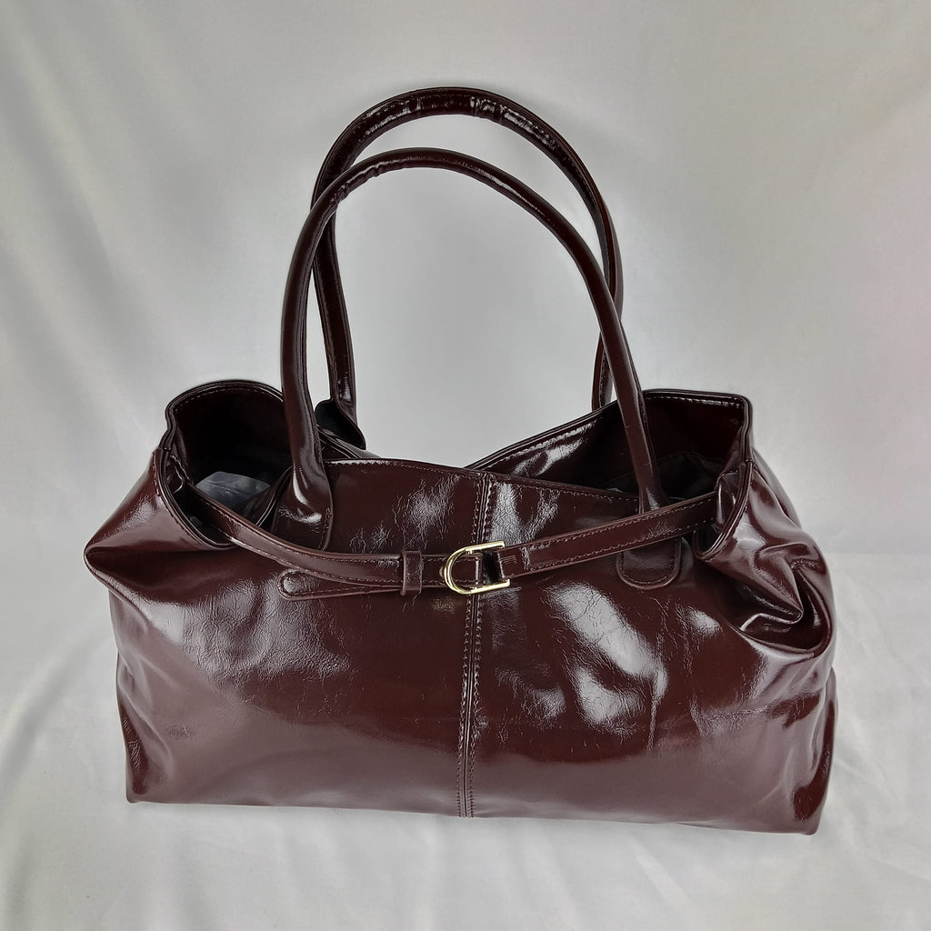 Borsa a mano marrone scuro lucida con cinturino decorativo - vista frontale