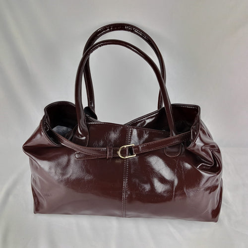 Borsa a mano marrone scuro lucida con cinturino decorativo - vista frontale