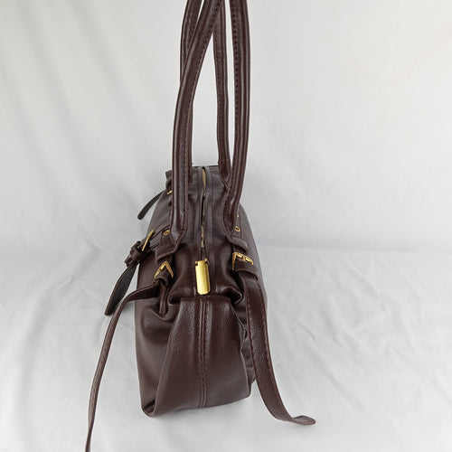 Borsa a mano marrone scuro con cinturini decorativi - vista laterale