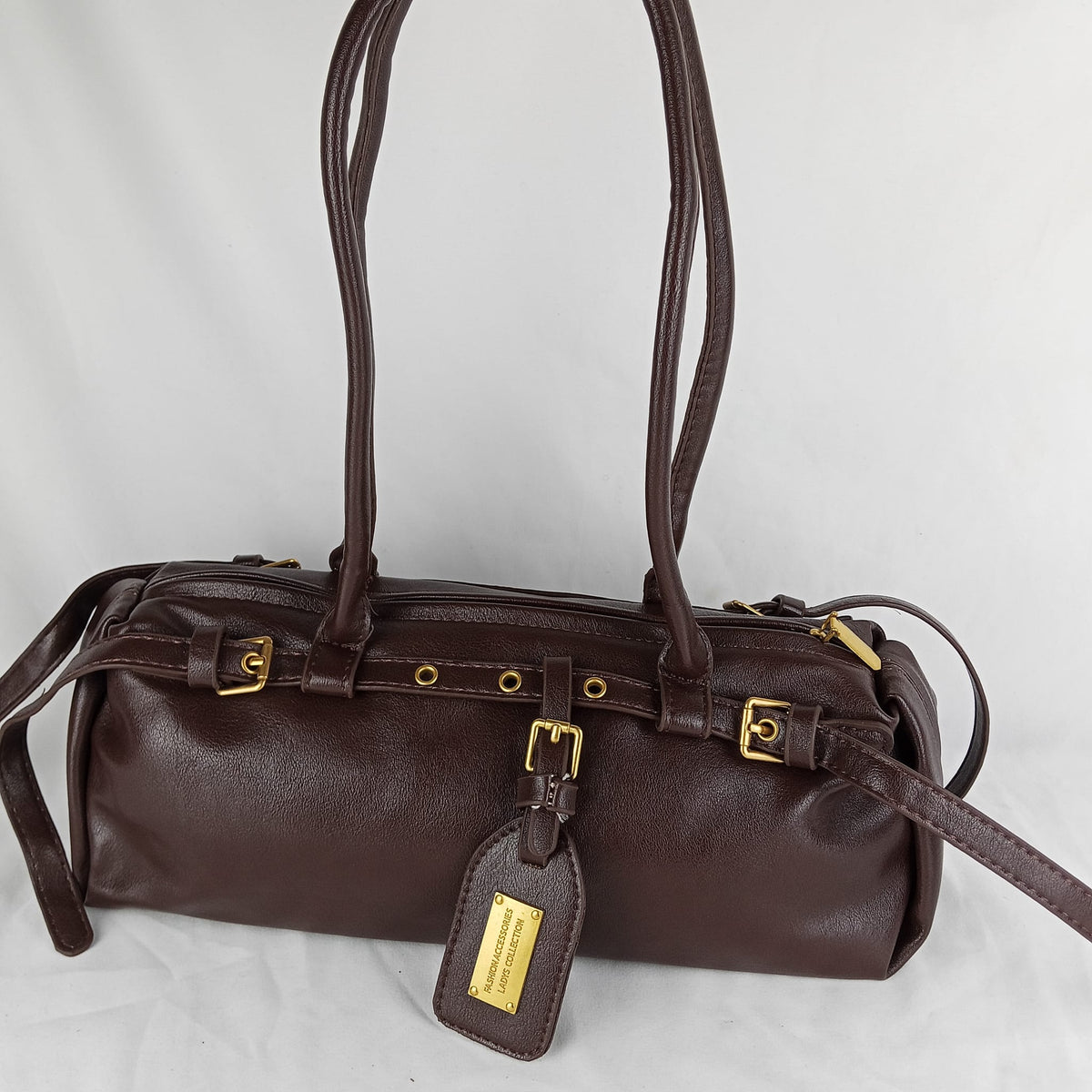 Borsa a mano marrone scuro con cinturini decorativi - vista frontale