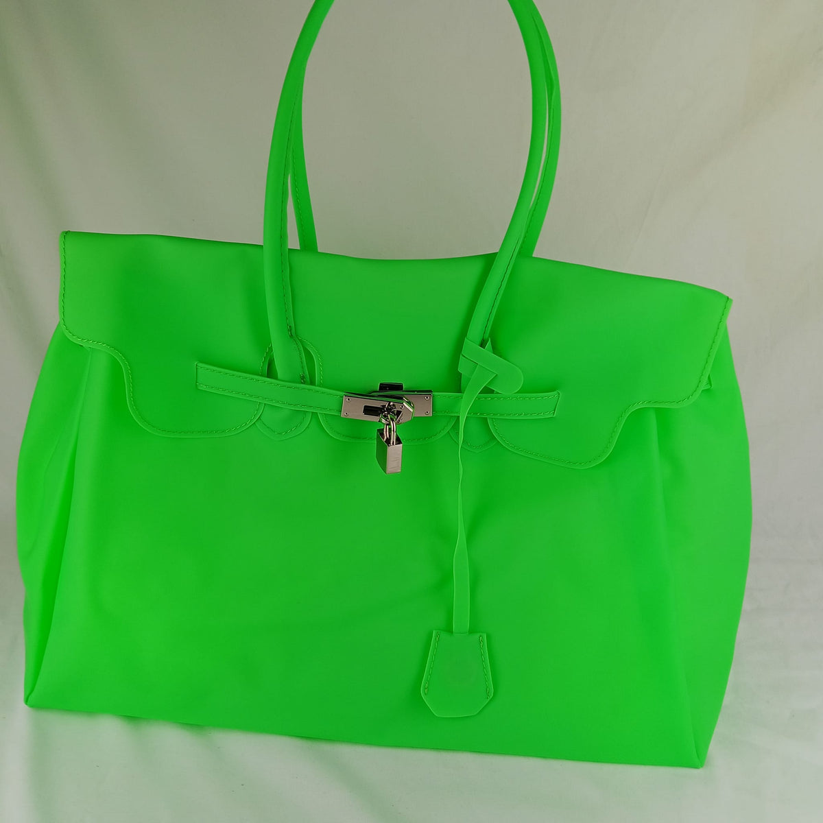 Borsa a mano verde con chiusura a lucchetto - vista frontale