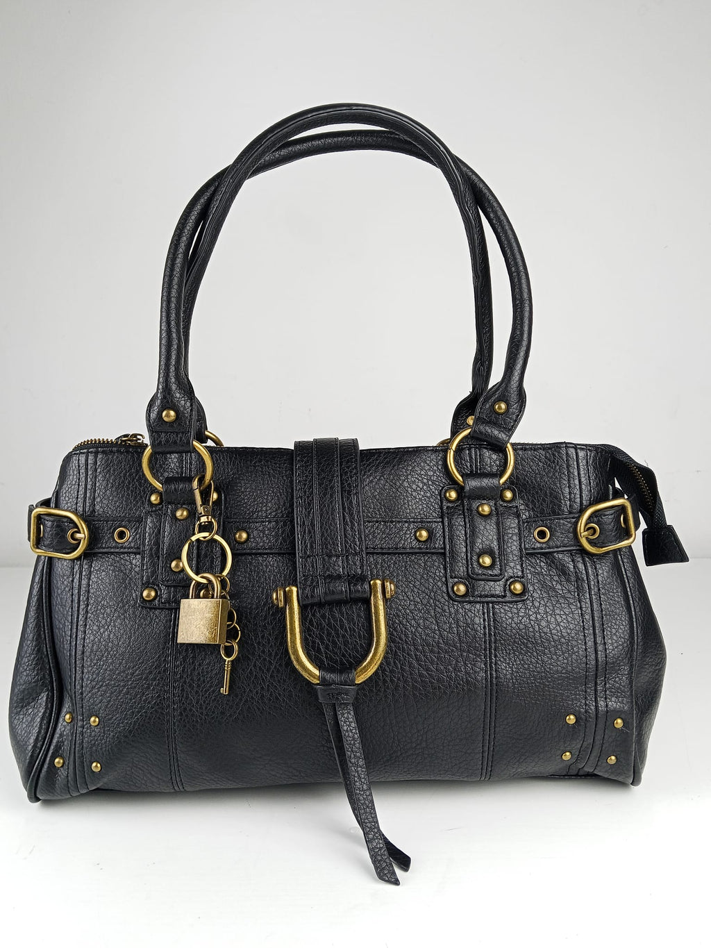 Borsa a mano nera con lucchetto decorativo