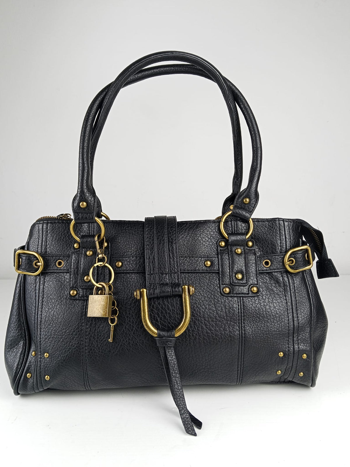 Borsa a mano nera con lucchetto decorativo