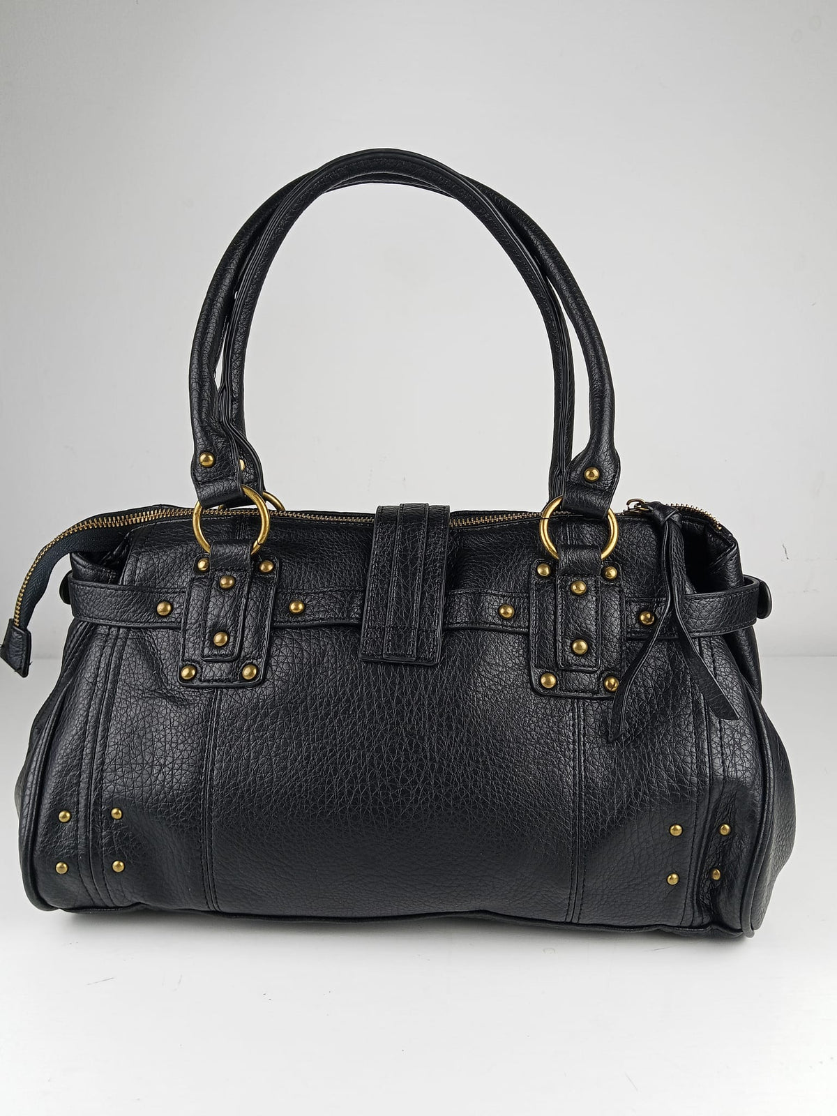 Borsa a mano nera con borchie dorate