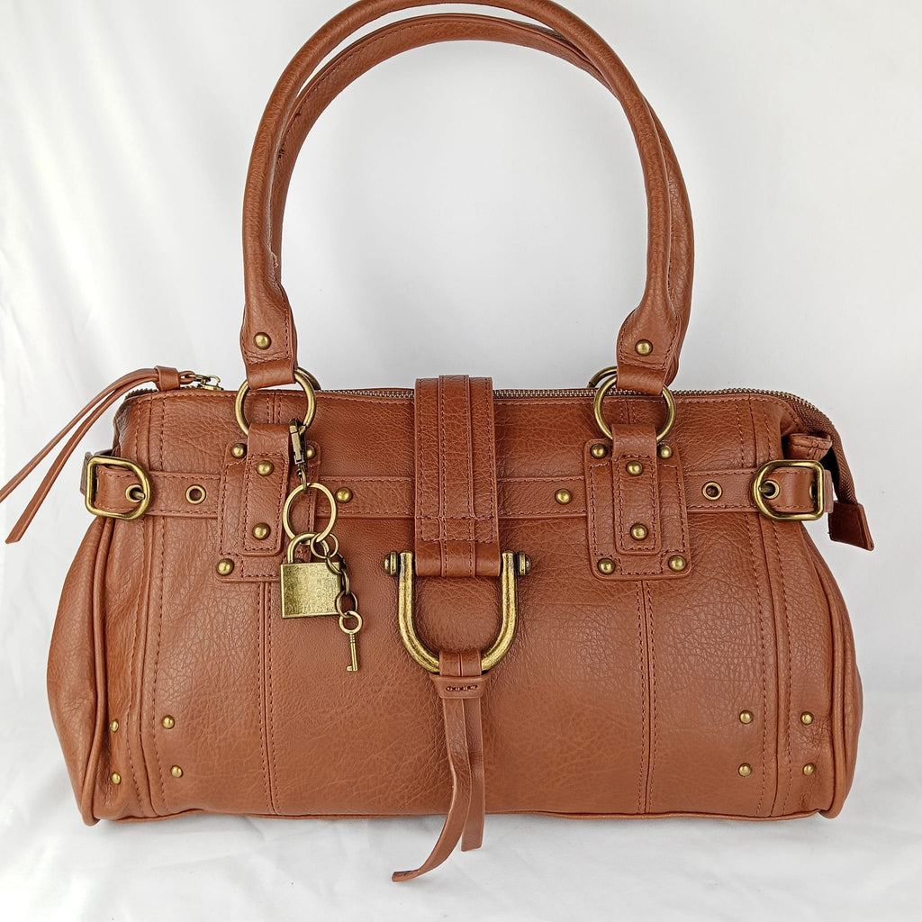 Borsa a mano marrone cognac con dettagli metallici decorativi
