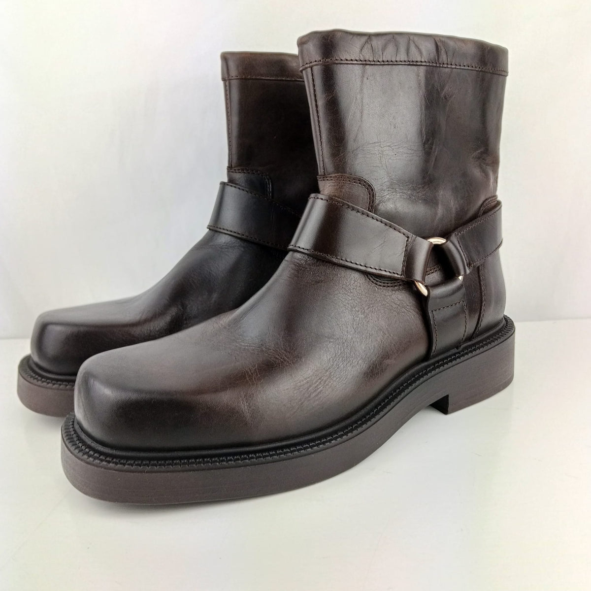 Stivaletti Zara marrone scuro con cinturino e zip laterale